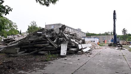 Abbrucharbeiten für das neue Justizzentrum in der Pappelallee. Neben dem Komplex plant die Stadt Potsdam einen Schulneubau.  