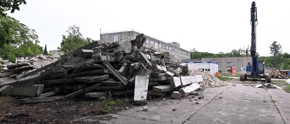 Abbrucharbeiten für das neue Justizzentrum in der Pappelallee. Neben dem Komplex plant die Stadt Potsdam einen Schulneubau.  