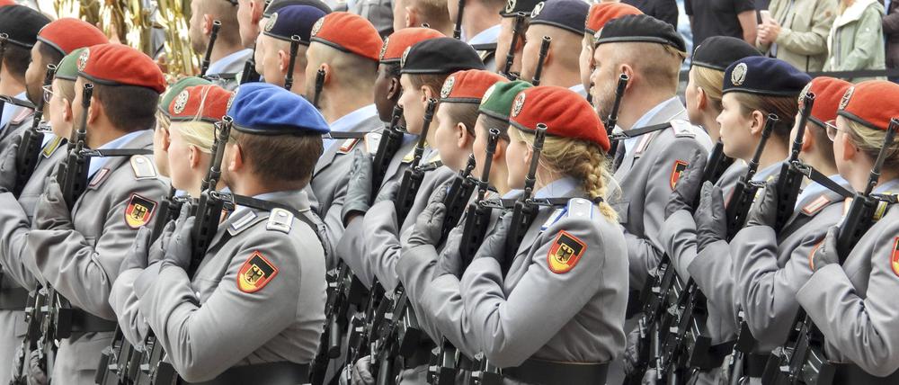 Soldaten und Soldatinnen in Uniform bei der Parade zum Veteranentag am 15. Juni 2025.