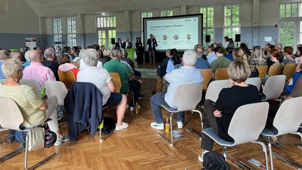 Zahlreiche Interessierte kamen zur Bürgerinformationsveranstaltung über die geplante Windkraftanlage in Groß Glienicke.