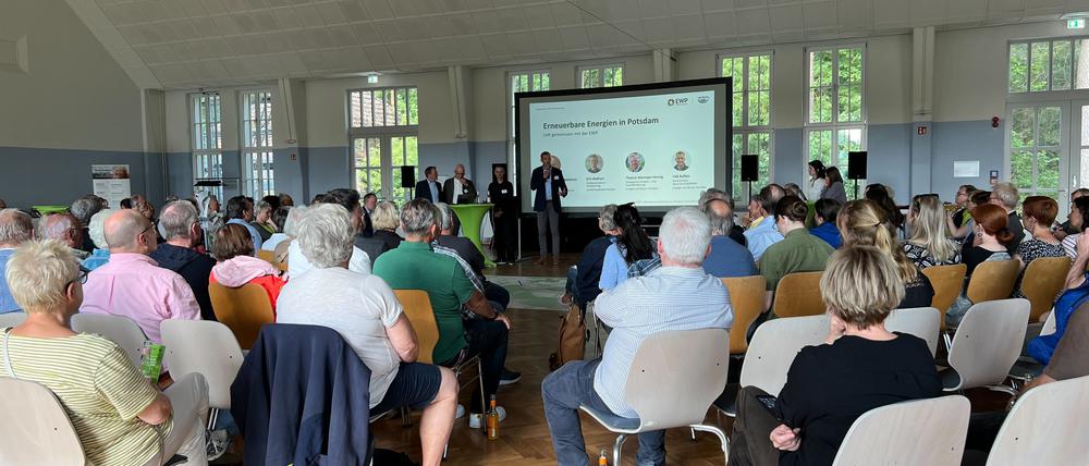 Zahlreiche Interessierte kamen zur Bürgerinformationsveranstaltung über die geplante Windkraftanlage in Groß Glienicke.