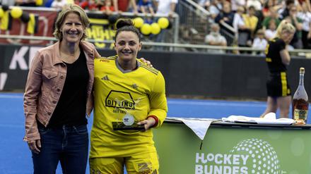 Bundestrainerin Janneke Schopman (l.) hat zuletzt die Bundesligavereine besucht. Beim Final Four überreichte sie Harvestehudes Torhüterin Rosa Krüger die MVP-Trophäe.