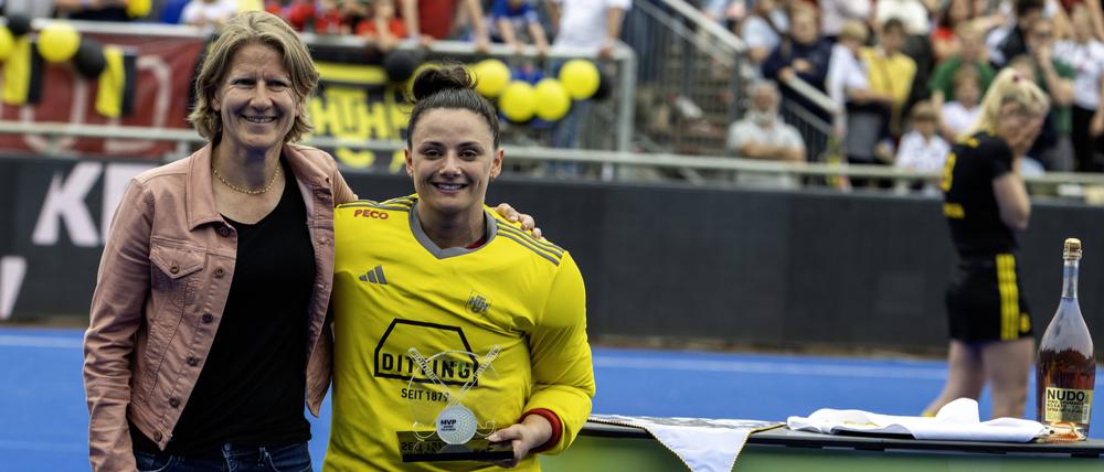 Bundestrainerin Janneke Schopman (l.) hat zuletzt die Bundesligavereine besucht. Beim Final Four überreichte sie Harvestehudes Torhüterin Rosa Krüger die MVP-Trophäe.
