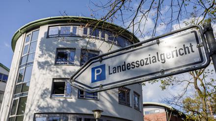 Ein Schild weist zum Parkplatz des Landessozialgerichts Berlin-Brandenburg in Potsdam.
