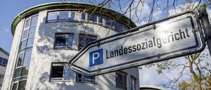 Ein Schild weist zum Parkplatz des Landessozialgerichts Berlin-Brandenburg in Potsdam.