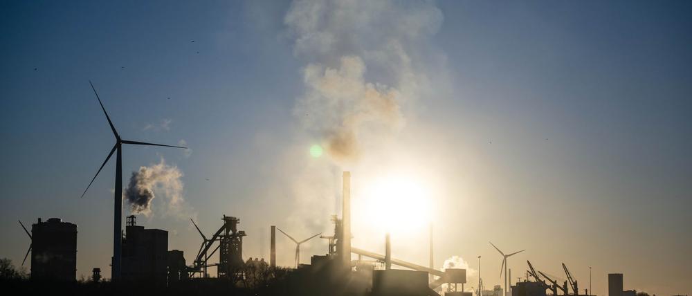 So schnell wie erhofft wird deutscher Stahl nicht grün, das heißt ohne CO2-Ausstoß, hergestellt. (Symbolbild)