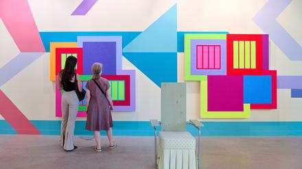 Blick in den Messestand der Galerie Massimo Minini mit Werken von Peter Halley.