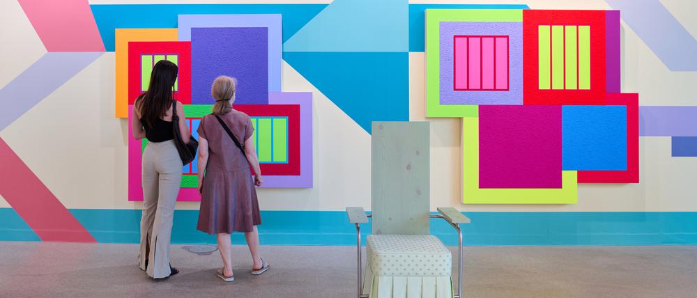 Blick in den Messestand der Galerie Massimo Minini mit Werken von Peter Halley.