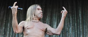 Doppelmittefinger im Anschlag. Als „Godfather of Pop“ weiß Iggy Pop, was von ihm erwartet wird. 