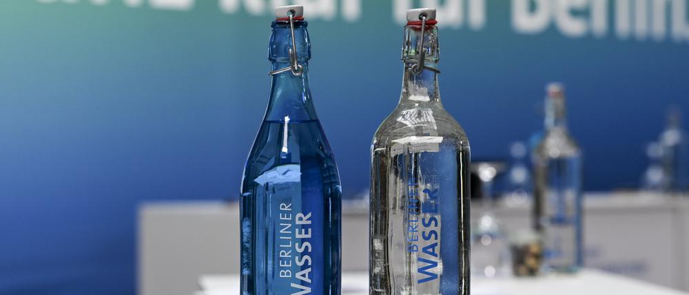 19.06.2025, Berlin: Wasserflaschen mit der Aufschrift „Berliner Wasser“ und der Schriftzug „Ganz klar für Berlin“, aufgenommen bei der Jahres-Pressekonferenz der Berliner Wasserbetriebe.