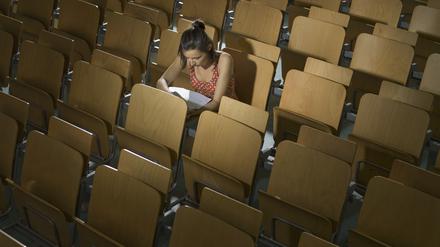 Studentin im Hörsaal. 