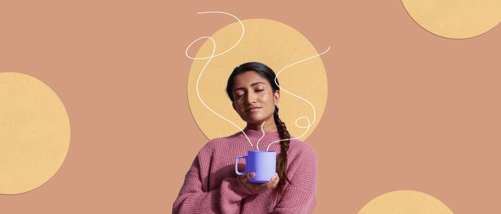 Eine Frau mit einer Tasse in der Hand riecht Kaffee-Duft (Illustration). 