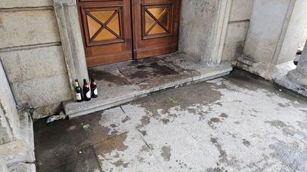 Urinlachen nach dem „Karneval der Kulturen“ in der Karl-Marx-Allee.