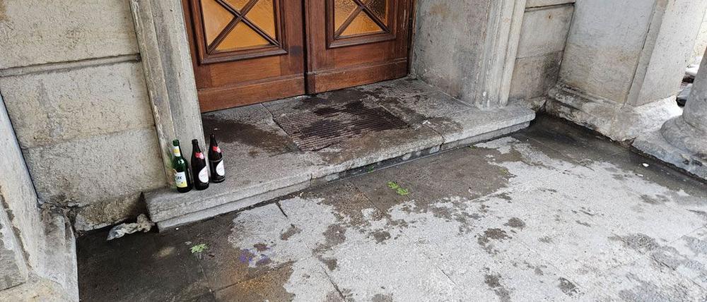 Urinlachen nach dem „Karneval der Kulturen“ in der Karl-Marx-Allee.