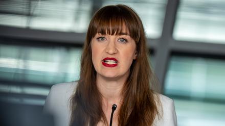 Heidi Reichinnek, Fraktionsvorsitzende von Die Linke im Bundestag, spricht beim Pressestatement vor Beginn der Sitzung der Bundestagsfraktionen.  