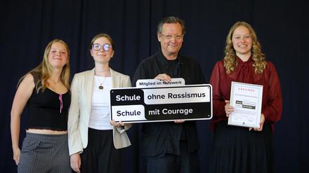 Einstein-Gymnasium Potsdam wird „Schule ohne Rassismus“. v.l.: Charlotte Berger, Maja Klär und Grace Hildebrand zusammen mit Schauspieler und Schulpate Matthias Brandt. 