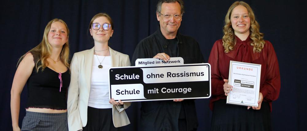 Einstein-Gymnasium Potsdam wird „Schule ohne Rassismus“. v.l.: Charlotte Berger, Maja Klär und Grace Hildebrand zusammen mit Schauspieler und Schulpate Matthias Brandt.