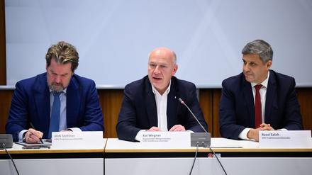 Die schwarz-rote Koalition mit dem CDU-Vorsitzenden  Dirk Stettner, dem Regierenden Bürgermeister Kai Wegner und SPD-Fraktionschef Raed Saleh kommt am Wochenende zu ihrer Klausur zusammen. (Archivfoto)