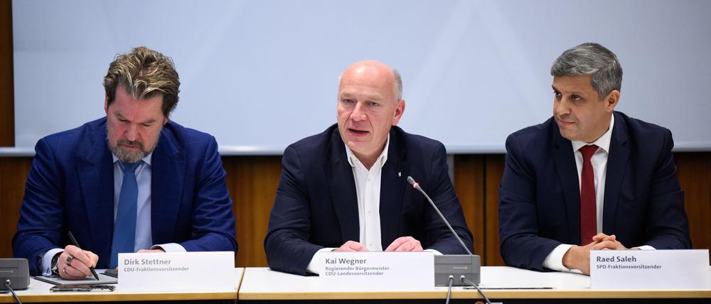 Die schwarz-rote Koalition mit dem CDU-Vorsitzenden  Dirk Stettner, dem Regierenden Bürgermeister Kai Wegner und SPD-Fraktionschef Raed Saleh kommt am Wochenende zu ihrer Klausur zusammen. (Archivfoto)
