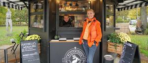 Der Verein „Wir sind Berliner“ um Beate Haase betreibt einen Kiosk am Roseneck.