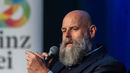 Holger Friedrich, Verleger der „Berliner Zeitung“ bei einem Podiumsgespräch (Symbolbild).