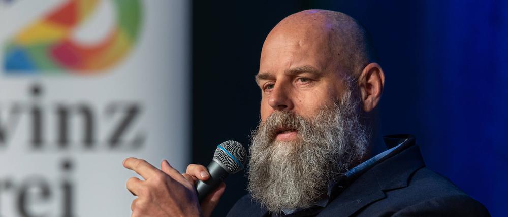 Holger Friedrich, Verleger der „Berliner Zeitung“ bei einem Podiumsgespräch (Symbolbild).