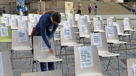 Leere Stühle - Protest gegen die Sparmaßnahmen bei Schulen. Stille Mahnwache der Schulgemeinschaft der Rosa-Luxemburg-Schule auf dem Alten Markt  unter dem Titel „Leere Stühle – fehlende Zukunft“. Eltern und Kinder wollen ein sichtbares Zeichen gegen die geplanten massiven Kürzungen im Bildungsbereich setzen.