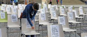 Leere Stühle - Protest gegen die Sparmaßnahmen bei Schulen. Stille Mahnwache der Schulgemeinschaft der Rosa-Luxemburg-Schule auf dem Alten Markt  unter dem Titel „Leere Stühle – fehlende Zukunft“. Eltern und Kinder wollen ein sichtbares Zeichen gegen die geplanten massiven Kürzungen im Bildungsbereich setzen.