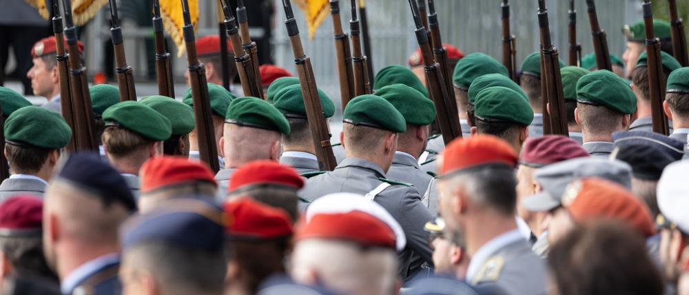 Kann die Vergrößerung der Bundeswehr auf bis zu 240.000 Soldaten auf Basis der Freiwilligkeit erreicht werden? (Archivbild)