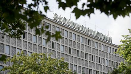Der Schriftzug „Gedenkbibliothek“ ist auf dem Dach der Amerika Gedenkbibliothek in Berlin zu sehen.