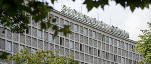 Der Schriftzug „Gedenkbibliothek“ ist auf dem Dach der Amerika Gedenkbibliothek in Berlin zu sehen.