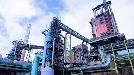 Bei Thyssenkrupp Steel in Duisburg soll eine neue Direktreduktionsanlage die Hochöfen 8 und 9 ersetzen. Die neue Anlage ist bereits in Bau. (Archivbild)