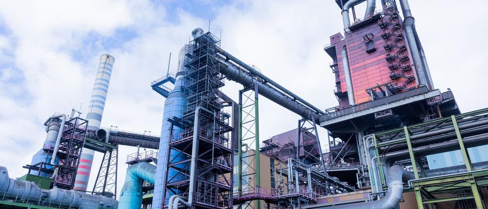 Bei Thyssenkrupp Steel in Duisburg soll eine neue Direktreduktionsanlage die Hochöfen 8 und 9 ersetzen. Die neue Anlage ist bereits in Bau. (Archivbild)