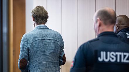 Christian B. steht im Gerichtssaal im Landgericht (Symbolbild).