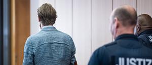 Christian B. steht im Gerichtssaal im Landgericht (Symbolbild).