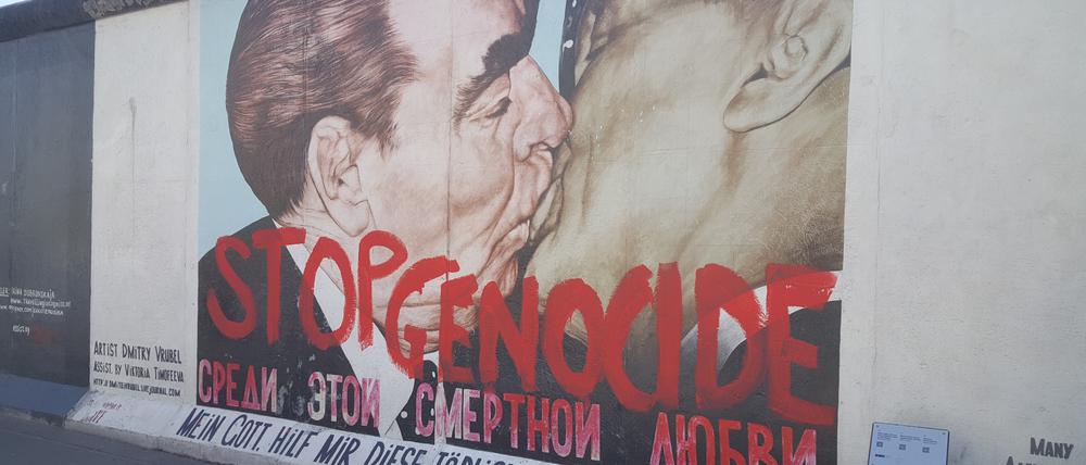 Bruderkuss-Gemälde an der East Side Gallery beschmiert.
