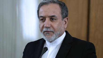 12.02.2025, Iran, Teheran: Der iranische Außenminister Abbas Araghtschi nimmt an einer gemeinsamen Pressekonferenz mit seinem turkmenischen Amtskollegen teil.