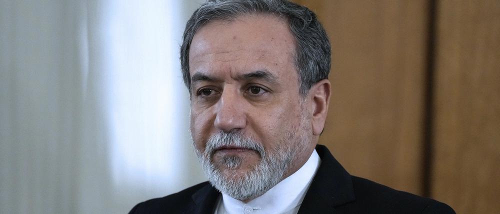 12.02.2025, Iran, Teheran: Der iranische Außenminister Abbas Araghtschi nimmt an einer gemeinsamen Pressekonferenz mit seinem turkmenischen Amtskollegen teil.