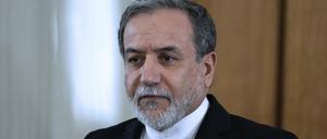 12.02.2025, Iran, Teheran: Der iranische Außenminister Abbas Araghtschi nimmt an einer gemeinsamen Pressekonferenz mit seinem turkmenischen Amtskollegen teil.