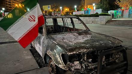 Ein ausgebranntes Auto in Teheran. 