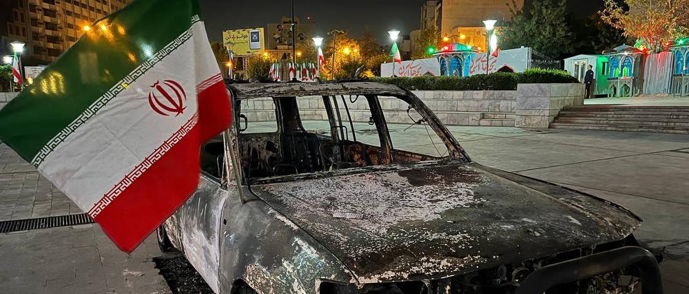 Ein ausgebranntes Auto in Teheran.