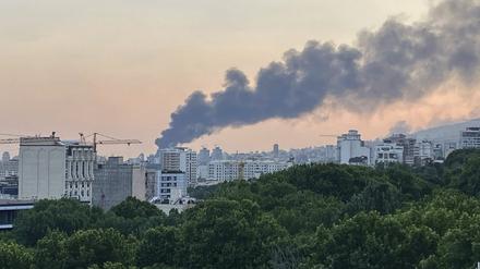 16.06.2025, Iran, Teheran: Rauch steigt aus dem Gebäude des iranischen Staatssenders nach einem israelischen Angriff. 