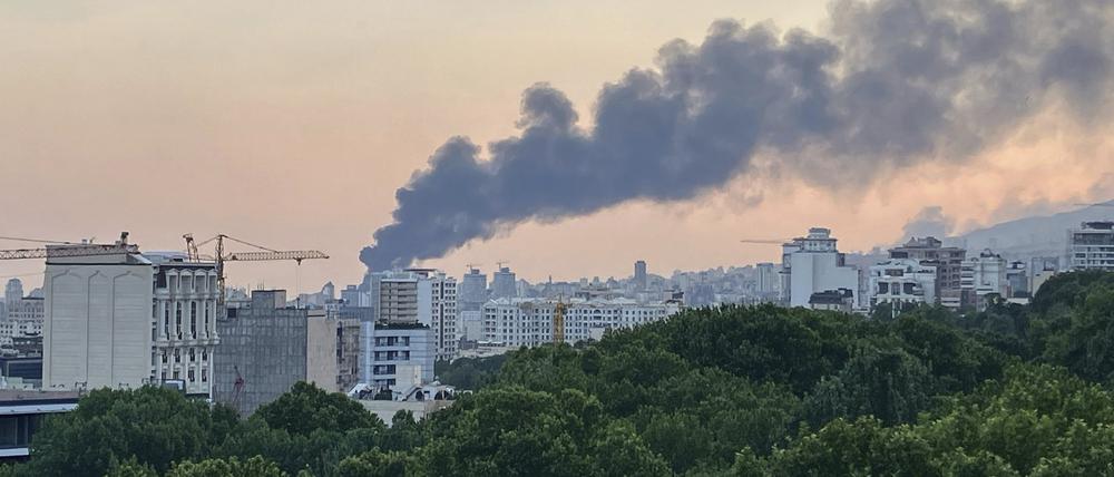 16.06.2025, Iran, Teheran: Rauch steigt aus dem Gebäude des iranischen Staatssenders nach einem israelischen Angriff.
