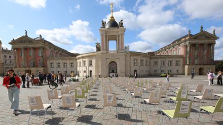 100 leere Stühle stehen für die 100 Lehrerwochenstunden, die in der Rosa-Luxemburg-Schule wegfallen.