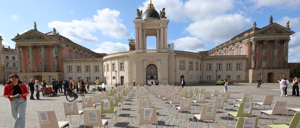 100 leere Stühle stehen für die 100 Lehrerwochenstunden, die in der Rosa-Luxemburg-Schule wegfallen.
