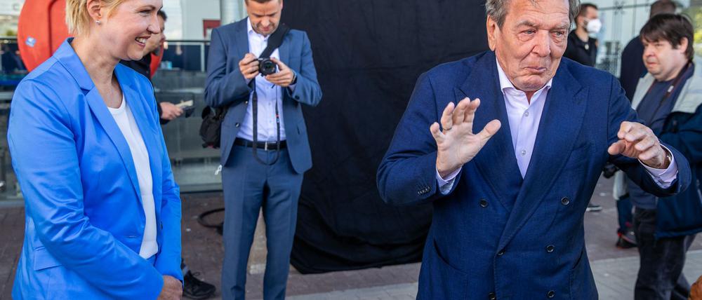 Der Landtagsausschuss zur Klimastiftung MV beharrt darauf, dass der frühere Bundeskanzler Gerhard Schröder (SPD) persönlich vor dem Gremium aussagt. (Archivbild)