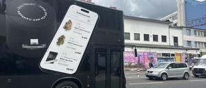 Cannabis-Werbung eines Online-Anbieters auf einem Bus in Berlin-Neukölln.