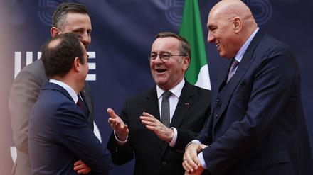 Italiens Verteidigungsminister Guido Crosetto (rechts) bei einem Treffen mit Verteidigungsminister Boris Pistorius (Mitte). (Foto: Archiv)
