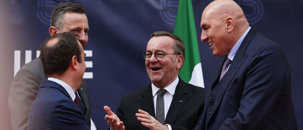 Italiens Verteidigungsminister Guido Crosetto (rechts) bei einem Treffen mit Verteidigungsminister Boris Pistorius (Mitte). (Foto: Archiv)