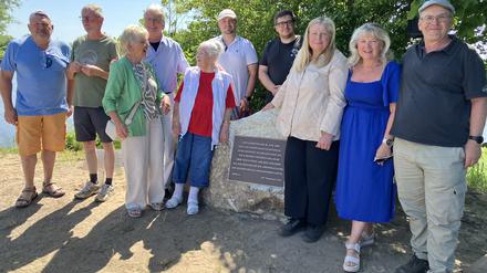 Die Familie Mauerhof aus Nattwerder und Thierachern am neuen Gedenkstein, der an die Ankunft der Kolonisten erinnert.